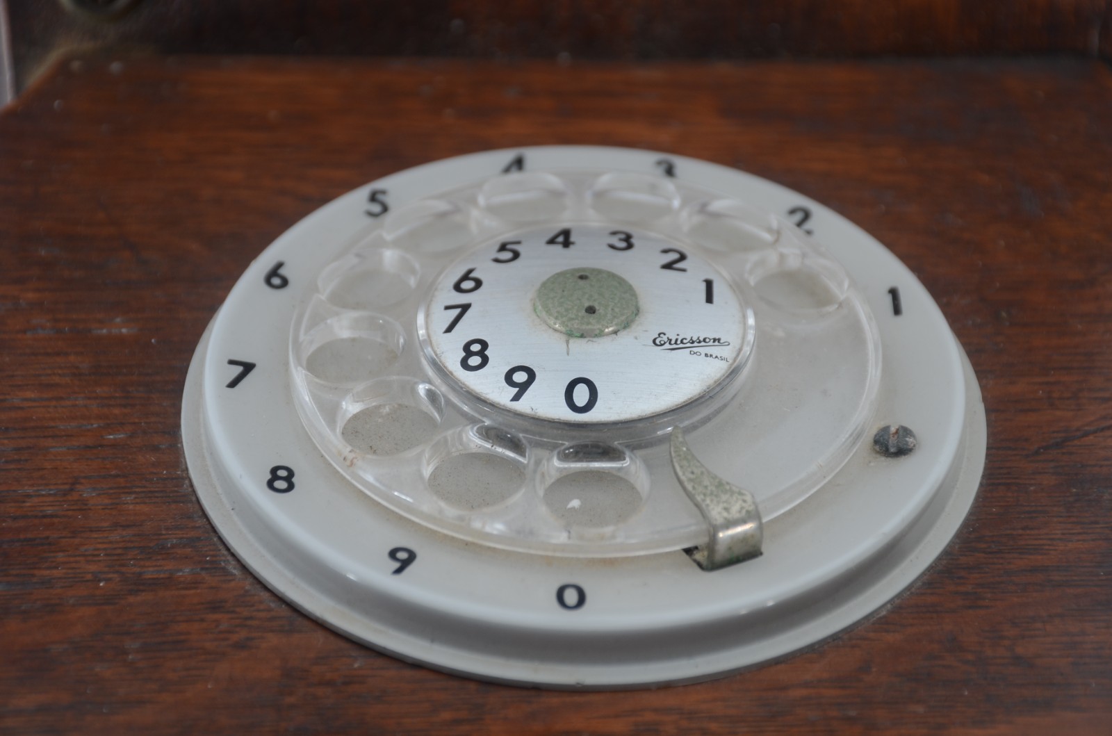 Telefone de parede com discador adaptado, caixa de madeira. Não foi... - foto 4 de 7