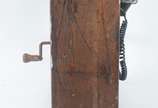 Telefone de parede com discador adaptado, caixa... - Telefone de parede com discador adaptado, caixa de madeira. Não foi testado o funcionamento.
