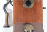 Telefone de parede com discador adaptado, caixa... - Telefone de parede com discador adaptado, caixa de madeira. Não foi testado o funcionamento.