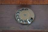 Telefone de parede com discador adaptado, caixa... - Telefone de parede com discador adaptado, caixa de madeira. Não foi testado o funcionamento.