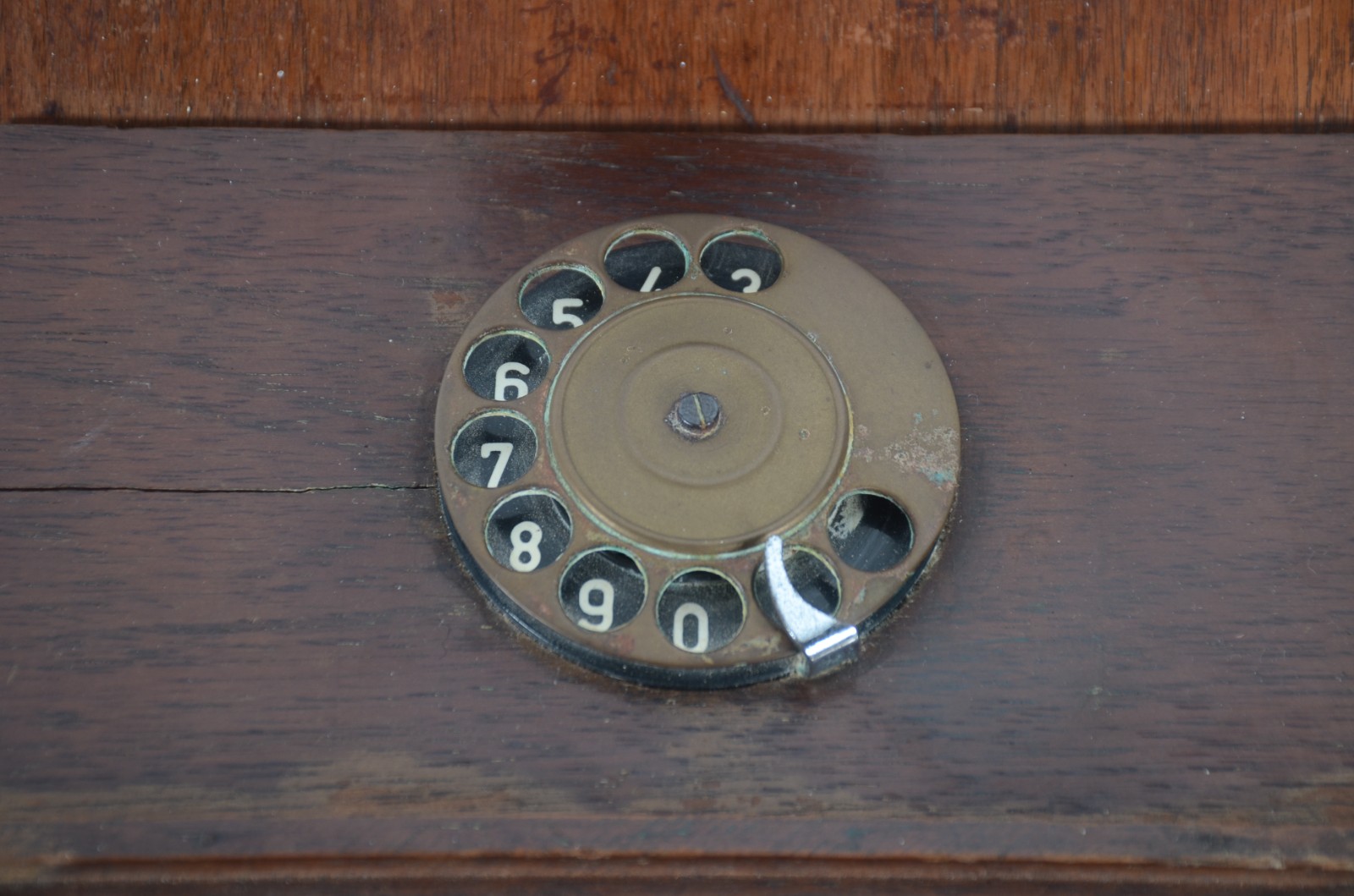 Telefone de parede com discador adaptado, caixa de madeira. Não foi... - foto 5 de 6
