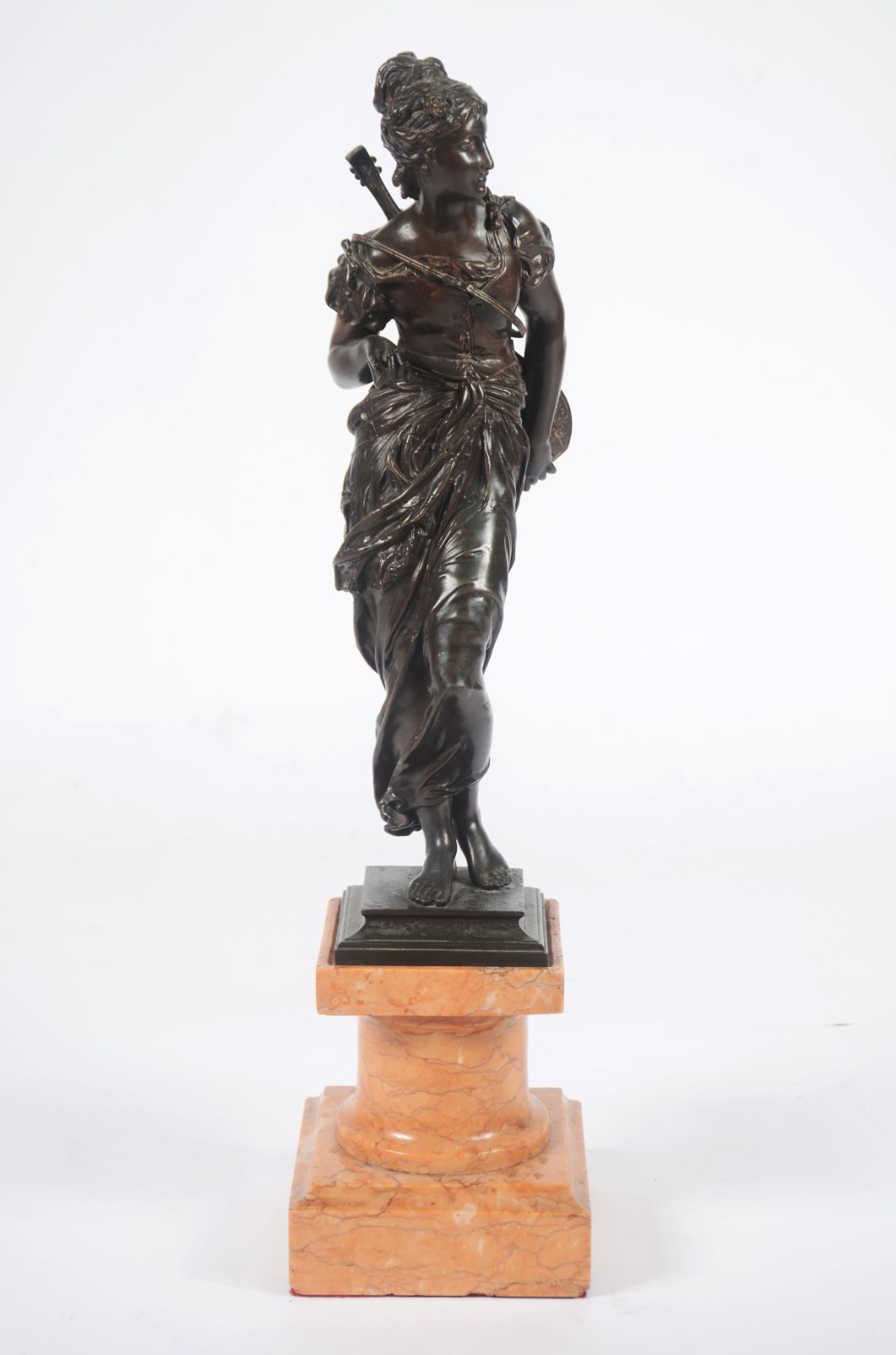 Escultura de bronze representando figura feminina. Pequenas inicias... - foto 1 de 11
