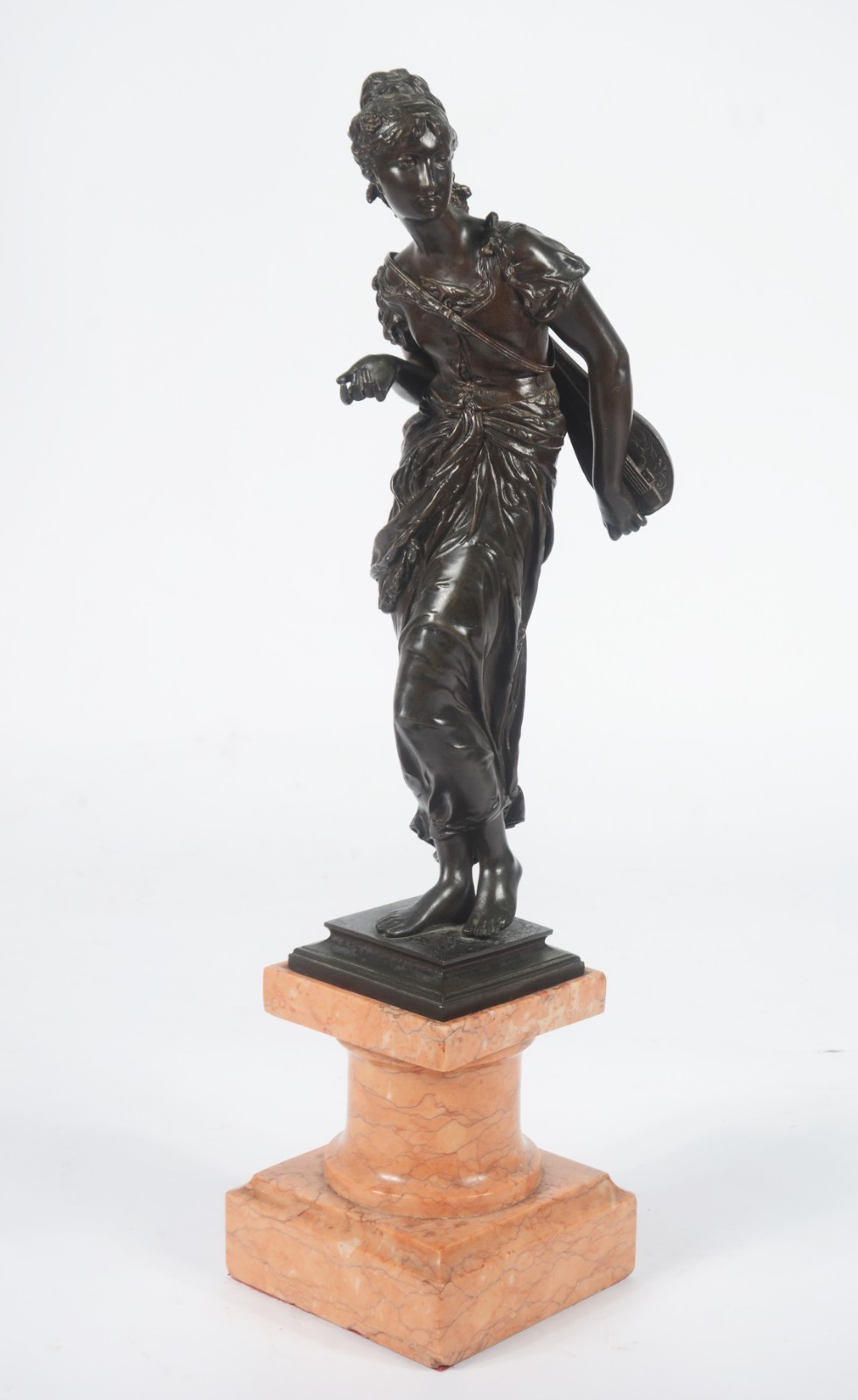 Escultura de bronze representando figura feminina. Pequenas inicias... - foto 7 de 11