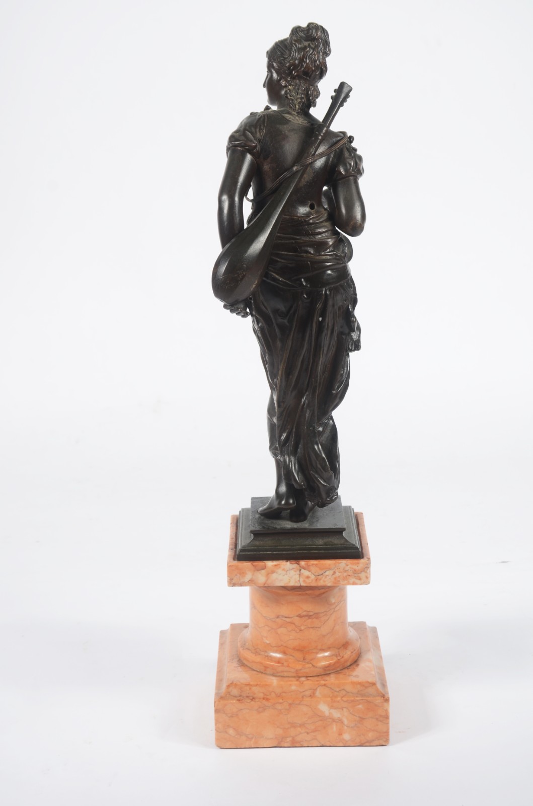Escultura de bronze representando figura feminina. Pequenas inicias... - foto 9 de 11
