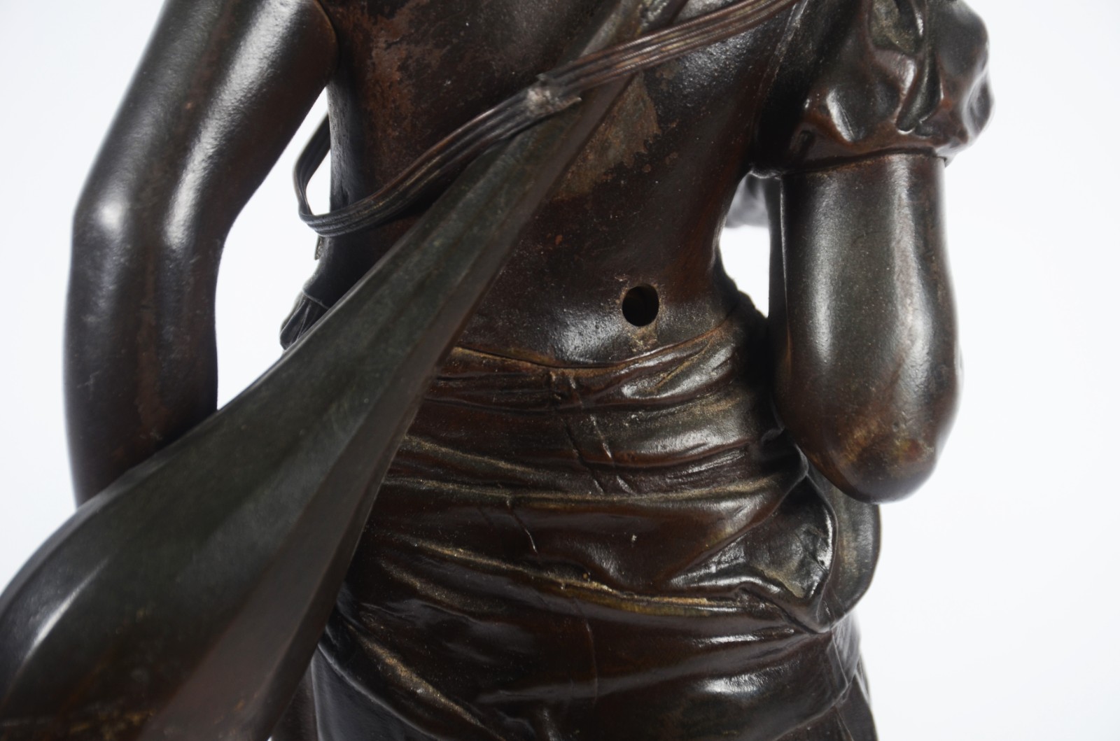 Escultura de bronze representando figura feminina. Pequenas inicias... - foto 10 de 11