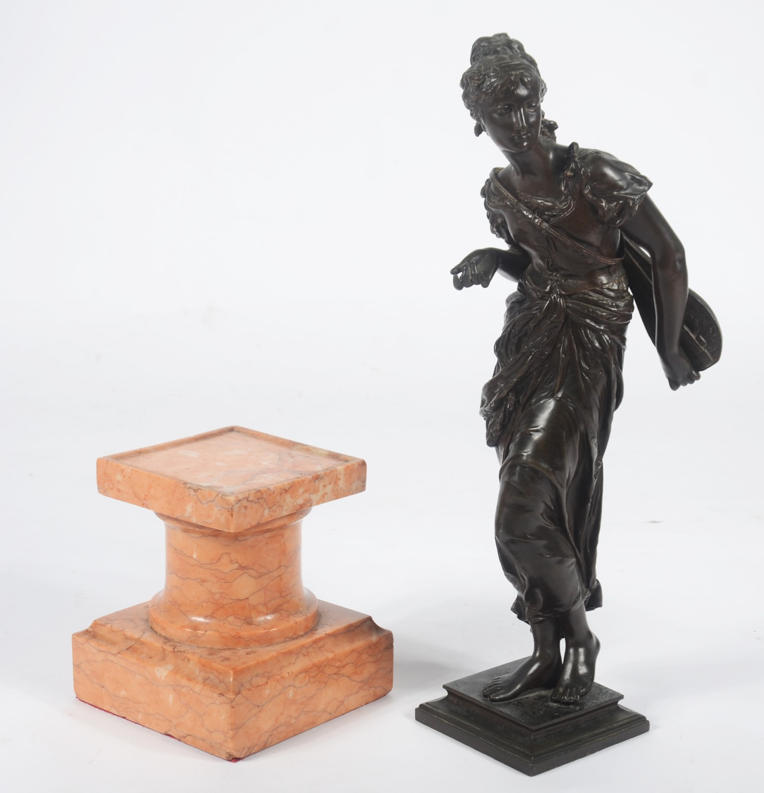 Escultura de bronze representando figura feminina. Pequenas inicias... - foto 11 de 11