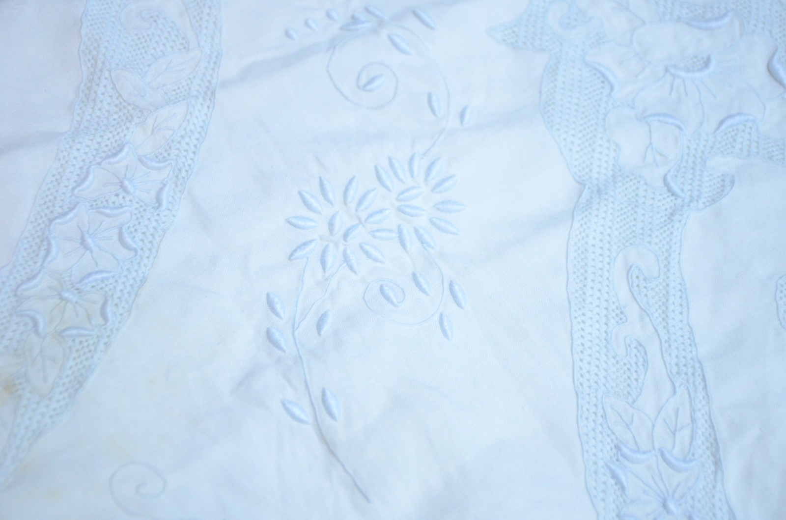 Toalha de linho branco com bordados em azul. - foto 3 de 4