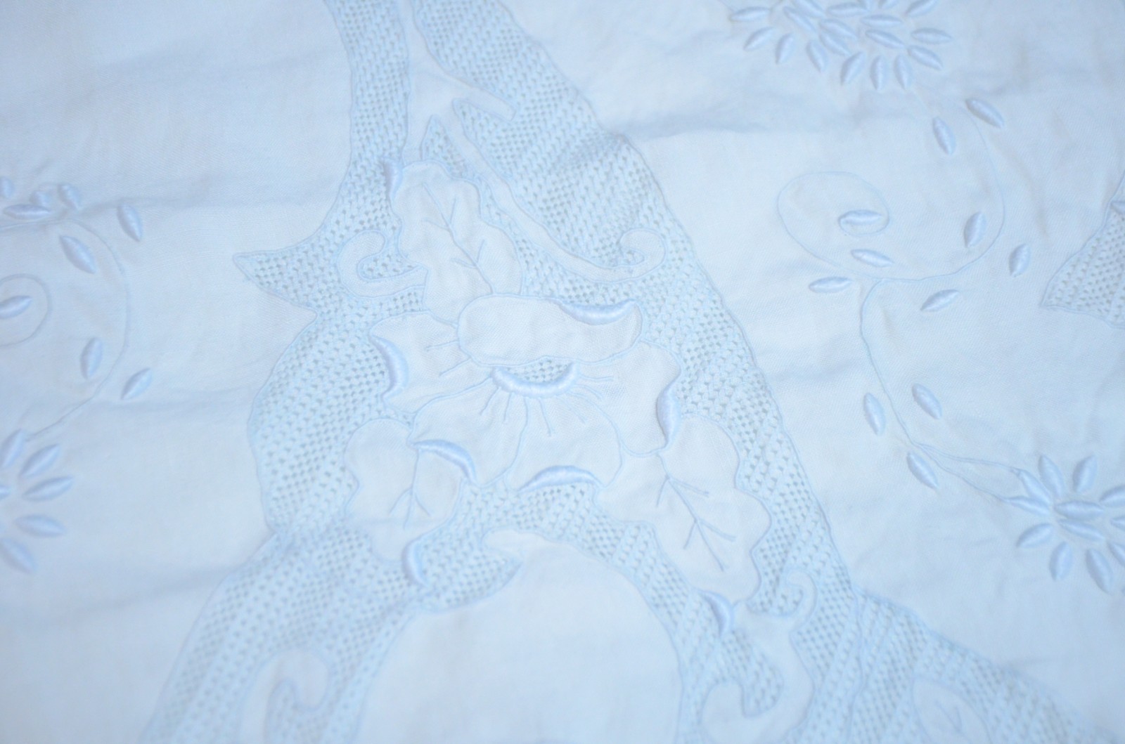 Toalha de linho branco com bordados em azul. - foto 4 de 4