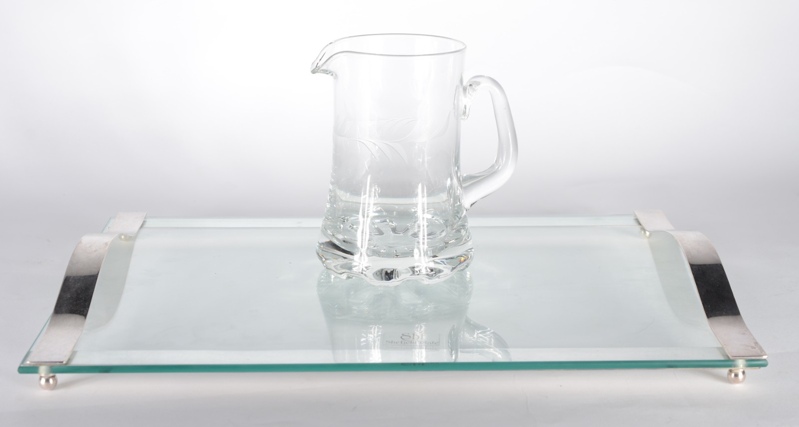 Duas peças, sendo: bandeja de cristal com alças de metal prateado e... - foto 1 de 9