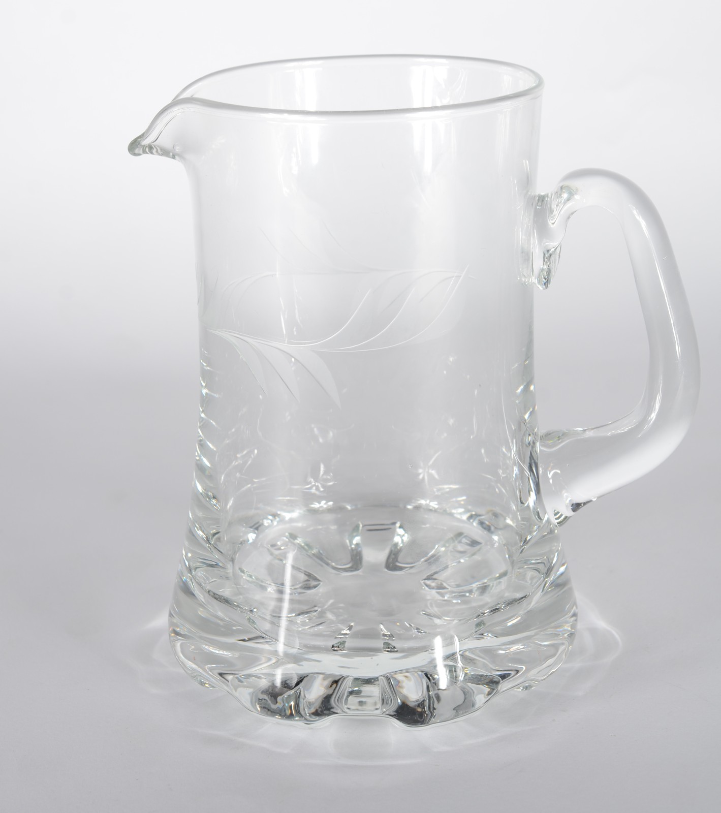 Duas peças, sendo: bandeja de cristal com alças de metal prateado e... - foto 4 de 9