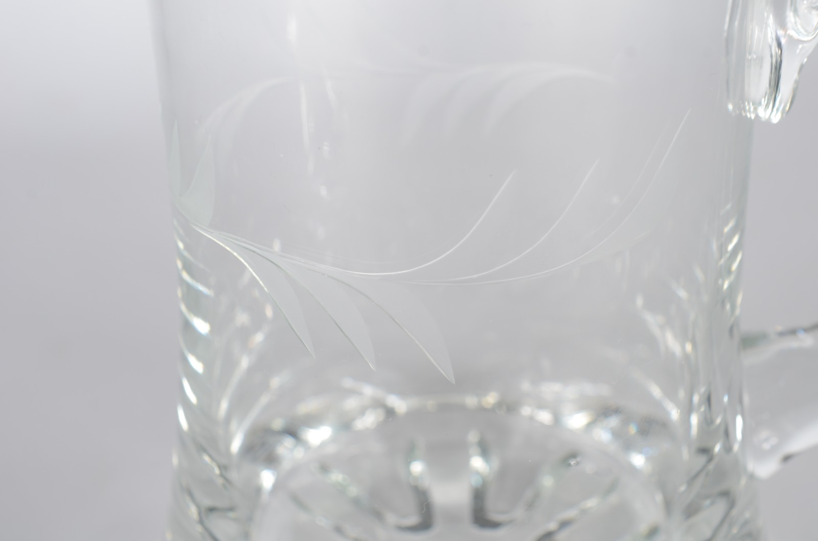 Duas peças, sendo: bandeja de cristal com alças de metal prateado e... - foto 5 de 9