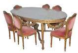 Conjunto de mesa de jantar de madeira nobre dou... - Conjunto de mesa de jantar de madeira nobre dourada, estilo frances Luis XVI, saia entalhada com guirlandas florais pendentes, pernas cilíndrica...