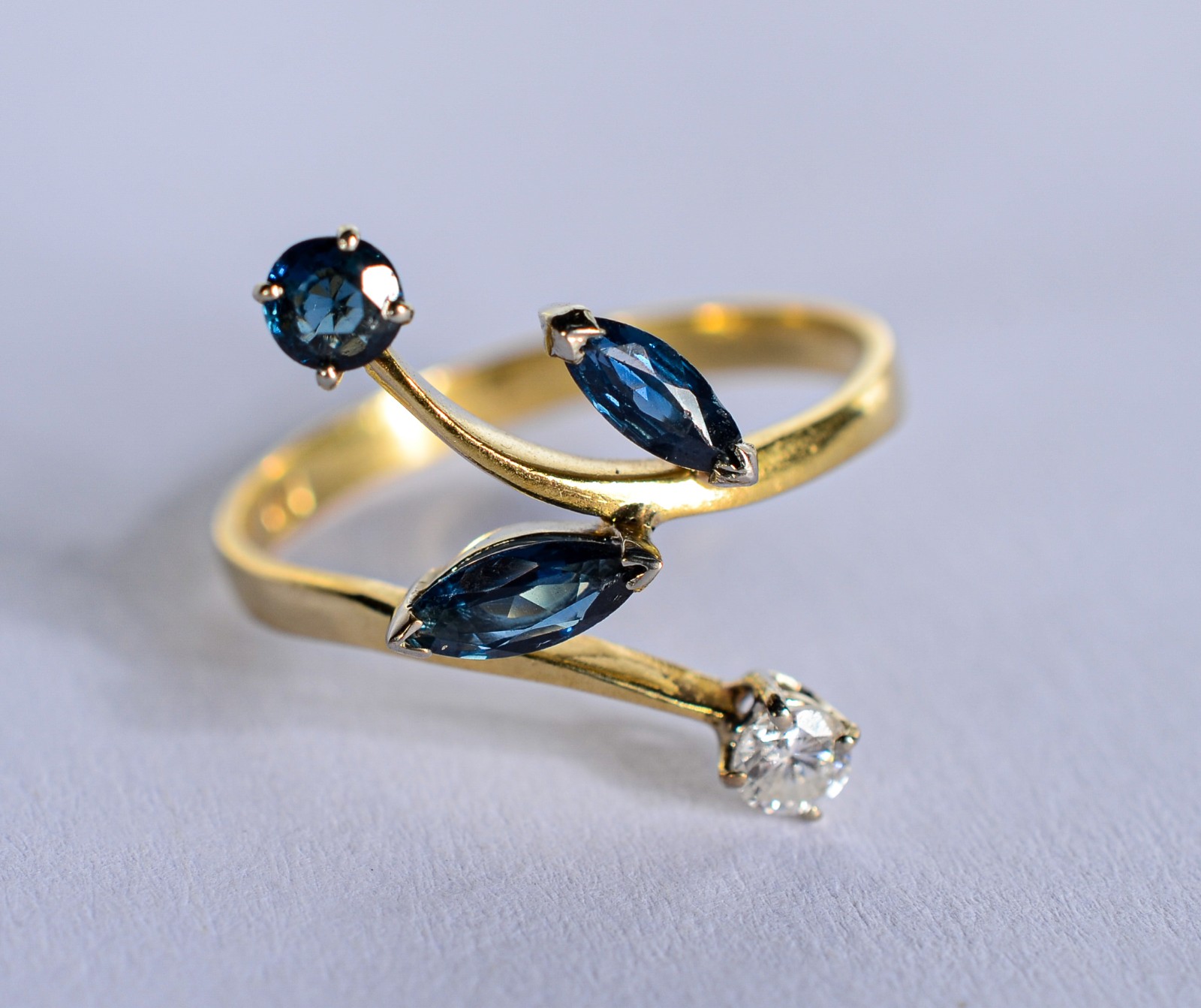 Anel de ouro 18 k., contraste 750 mls com safiras azuis, aro 17. (Por... - foto 1 de 4