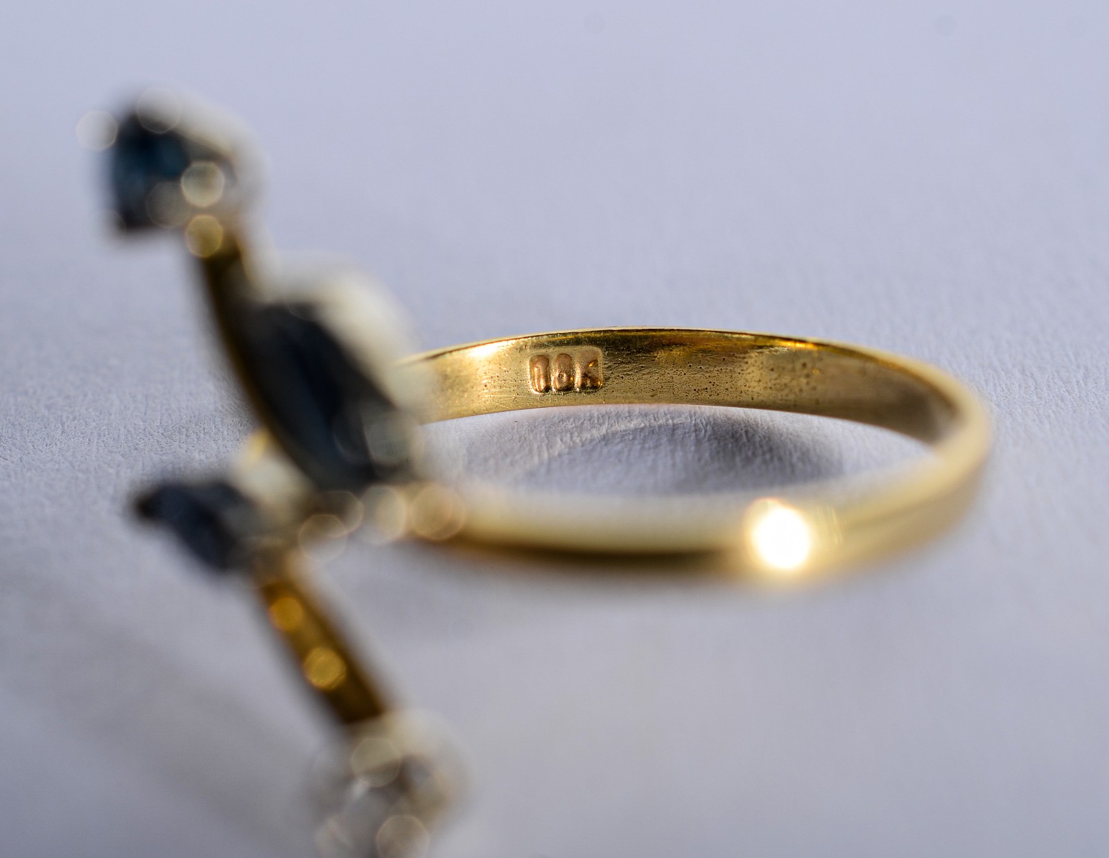 Anel de ouro 18 k., contraste 750 mls com safiras azuis, aro 17. (Por... - foto 4 de 4