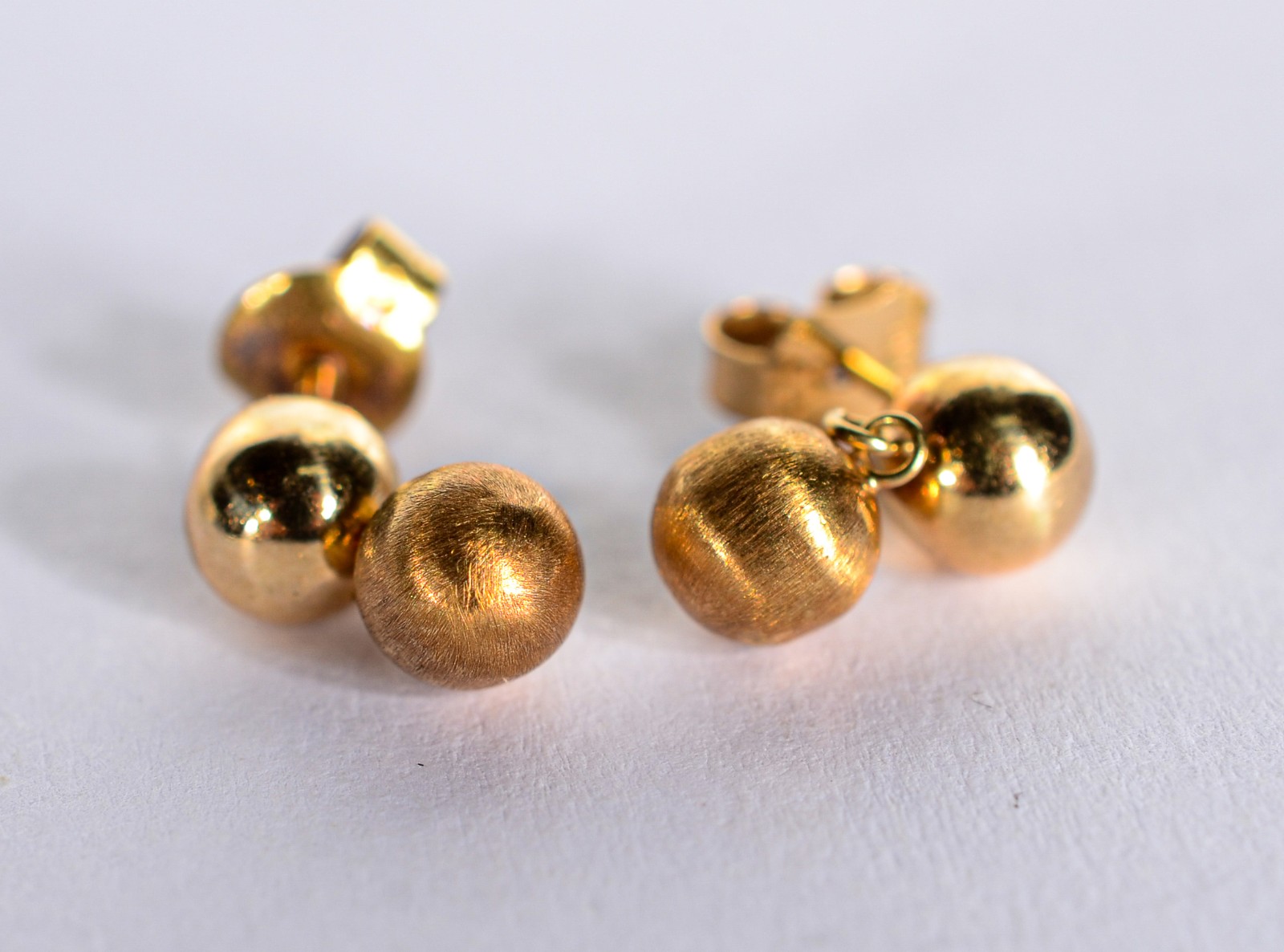 Par de brincos de bolinhas de ouro 18 k., contraste 750 mls. (Por... - foto 1 de 3