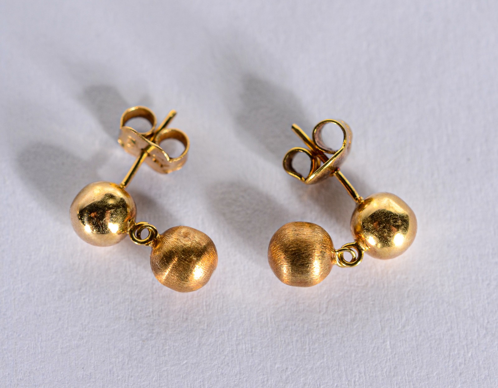 Par de brincos de bolinhas de ouro 18 k., contraste 750 mls. (Por... - foto 2 de 3