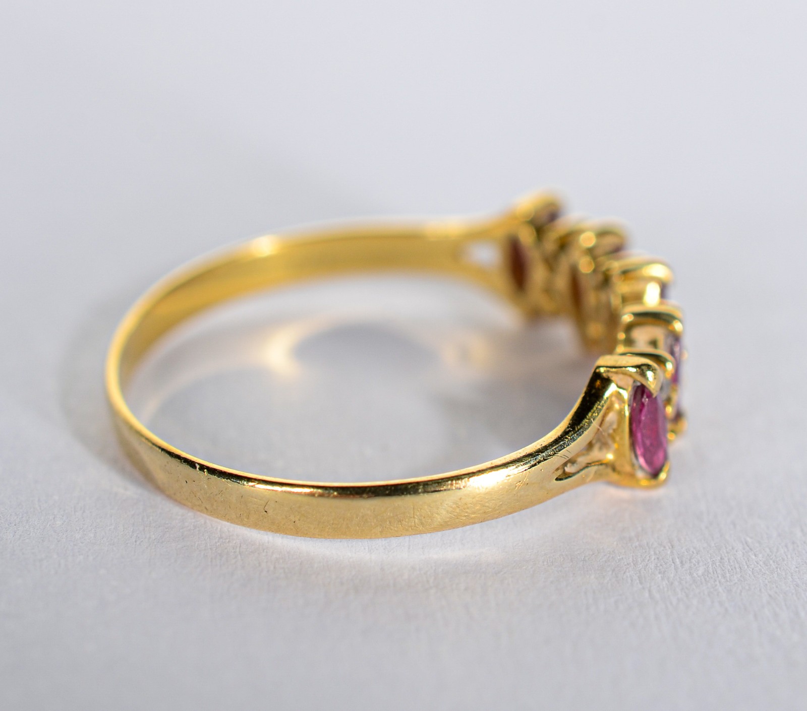 Anel de ouro 18 k., contraste 750 mls com 8 brilhantes e rubilitas... - foto 4 de 6