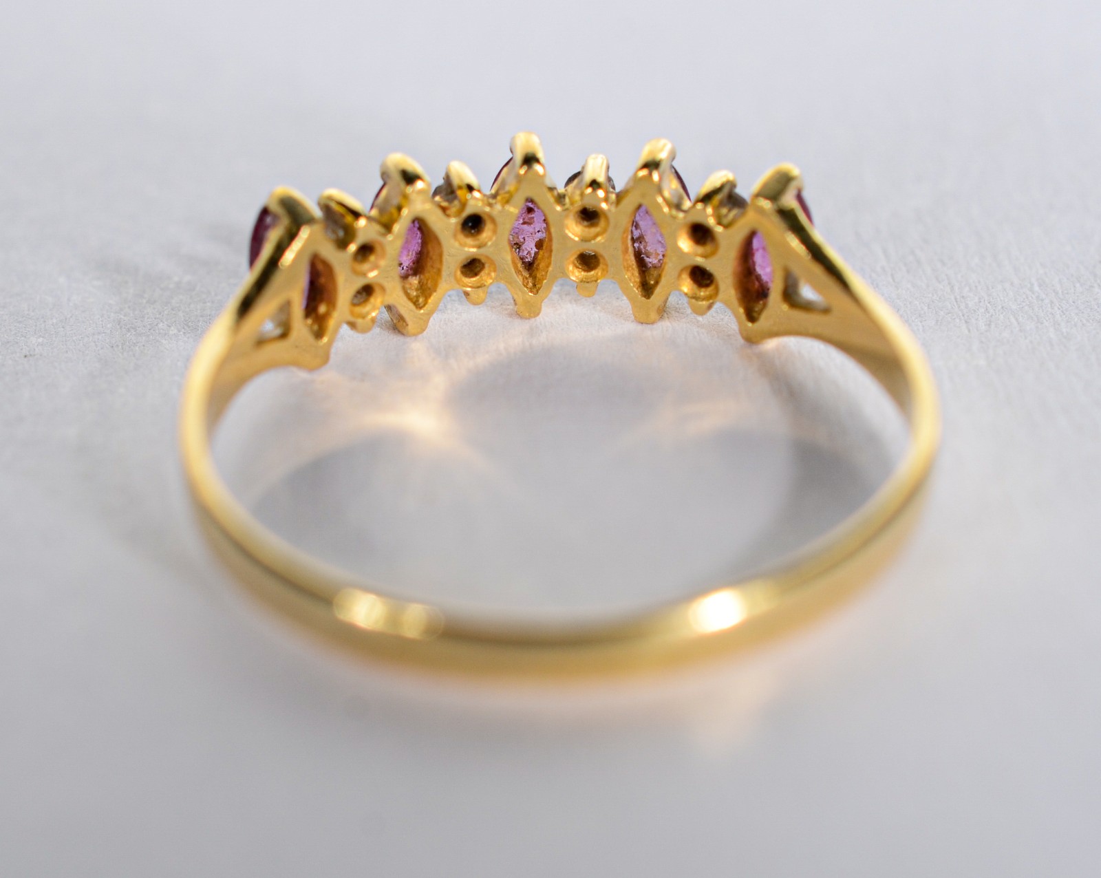 Anel de ouro 18 k., contraste 750 mls com 8 brilhantes e rubilitas... - foto 5 de 6