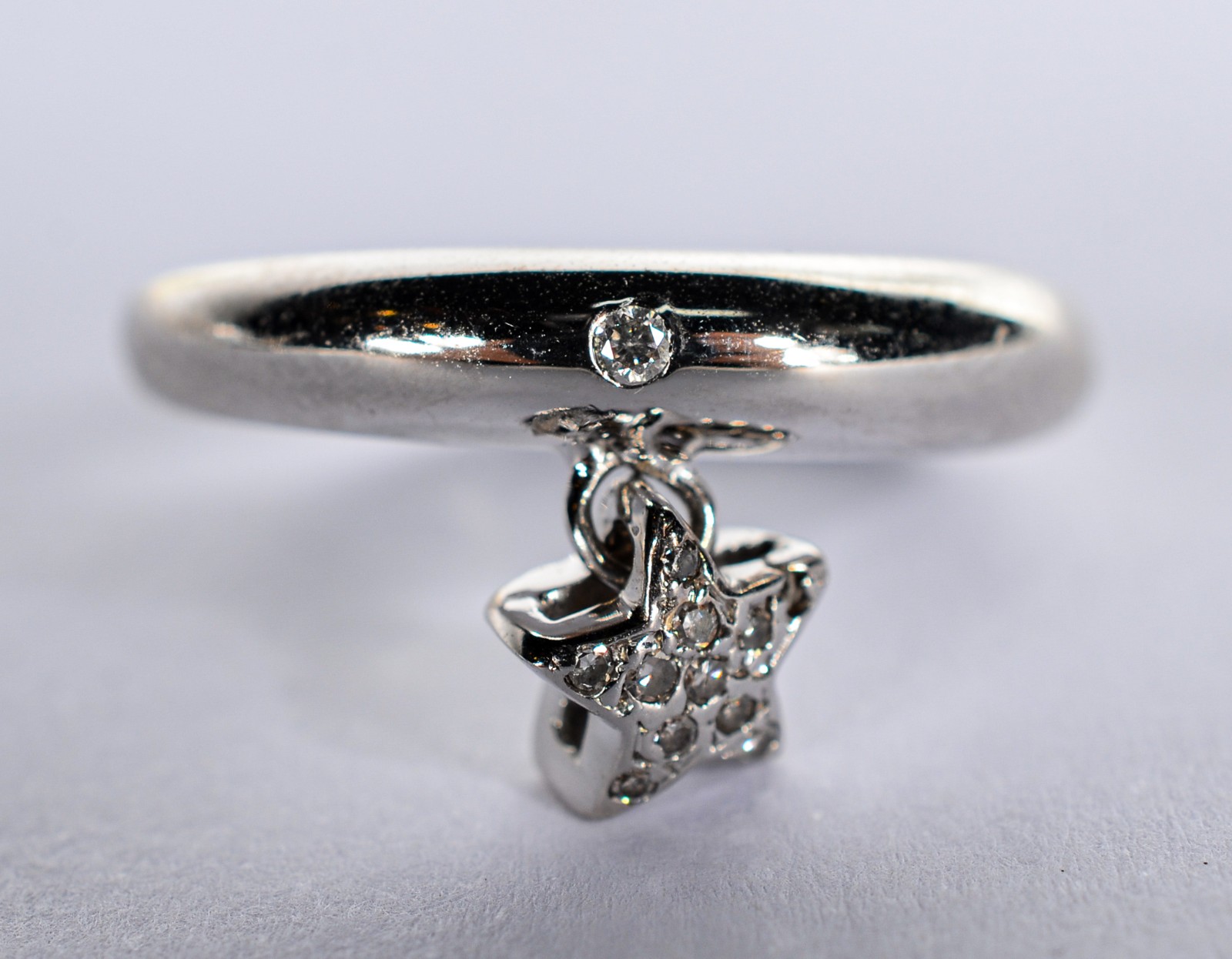 Anel de ouro branco com estrelinhas com brilhantes, aro 18. (Por... - foto 1 de 6