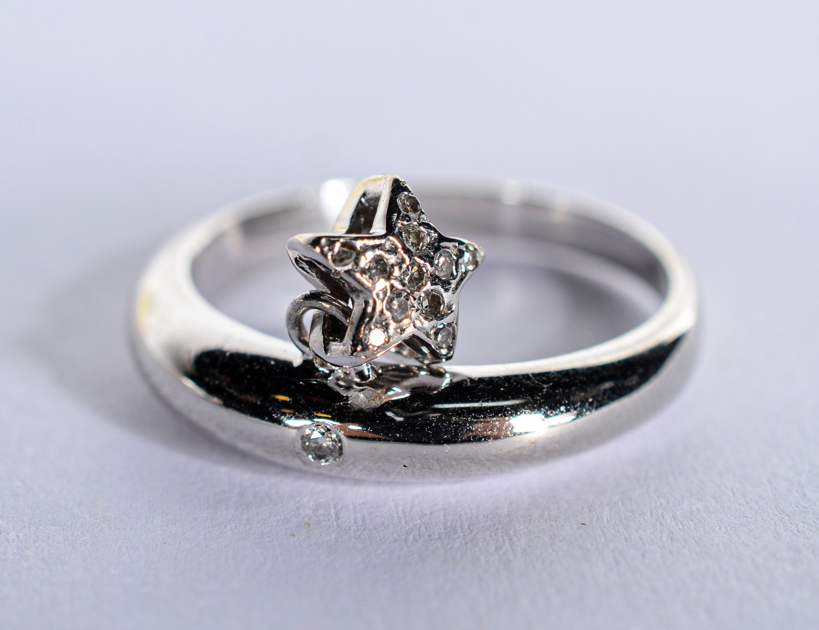 Anel de ouro branco com estrelinhas com brilhantes, aro 18. (Por... - foto 2 de 6
