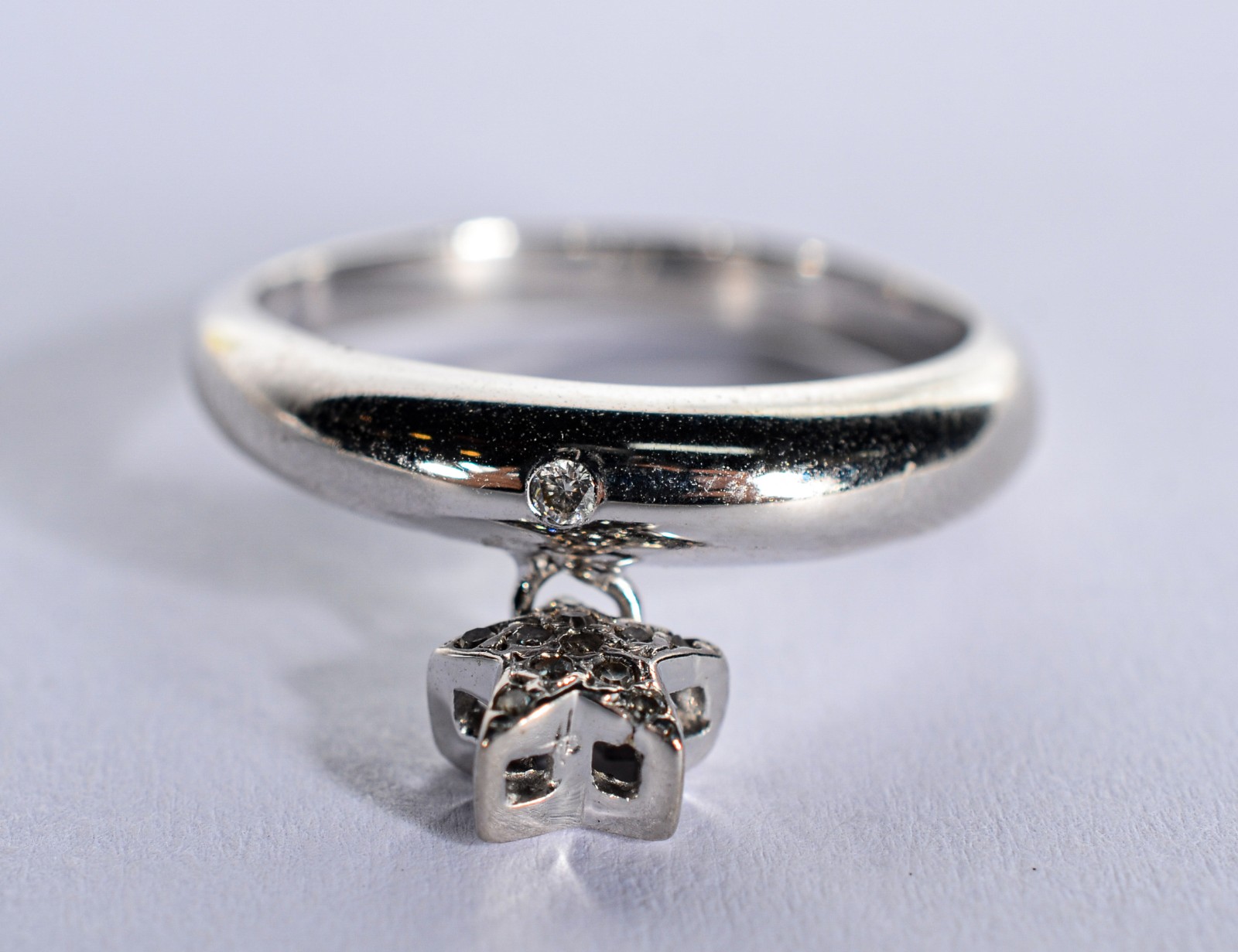 Anel de ouro branco com estrelinhas com brilhantes, aro 18. (Por... - foto 3 de 6