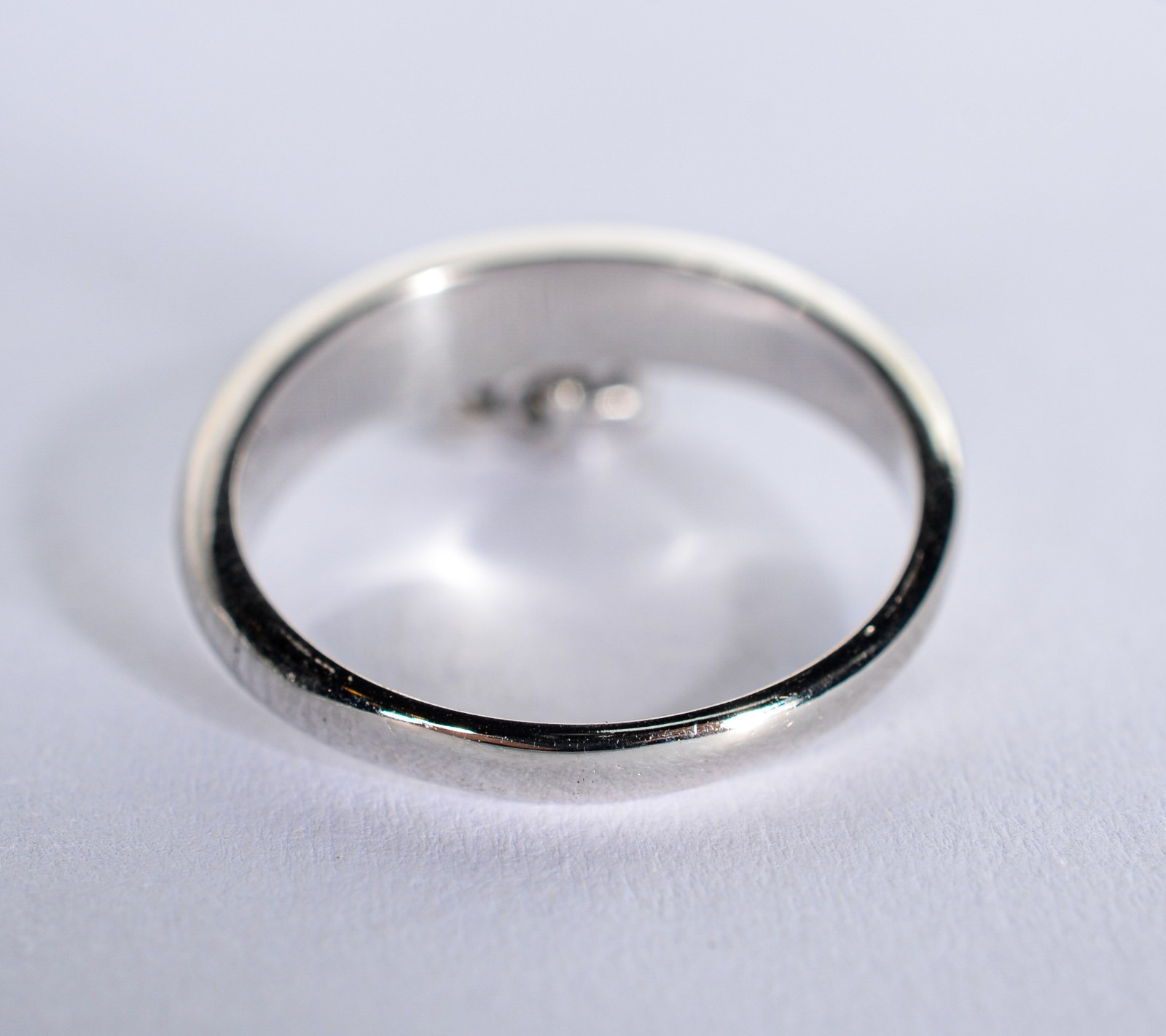 Anel de ouro branco com estrelinhas com brilhantes, aro 18. (Por... - foto 4 de 6