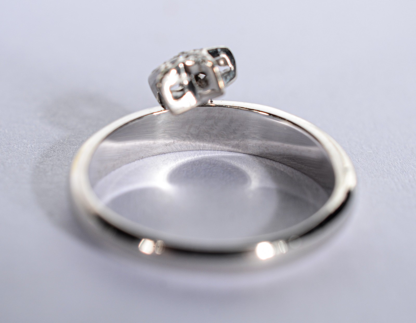 Anel de ouro branco com estrelinhas com brilhantes, aro 18. (Por... - foto 5 de 6