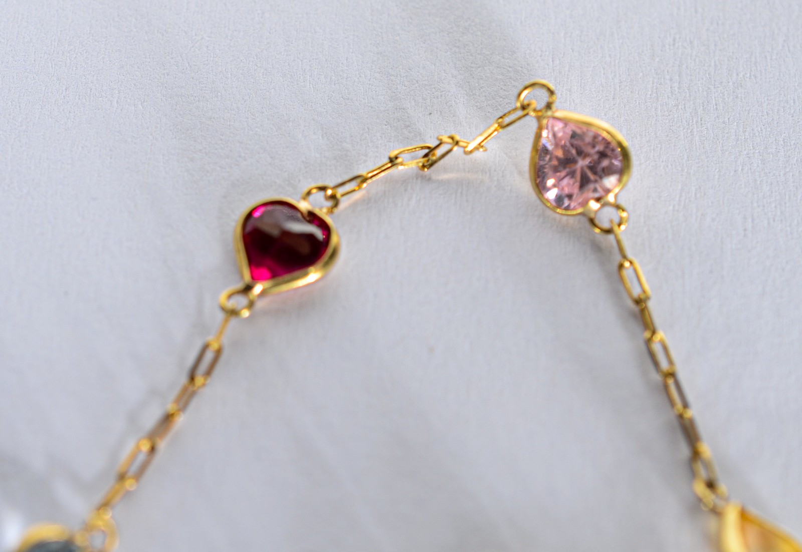 Pulseira de ouro 18 k., contraste 750 mls com pedras coloridas. (Por... - foto 1 de 4