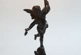 Luminária de petit bronze representando anjo. - Luminária de petit bronze representando anjo.