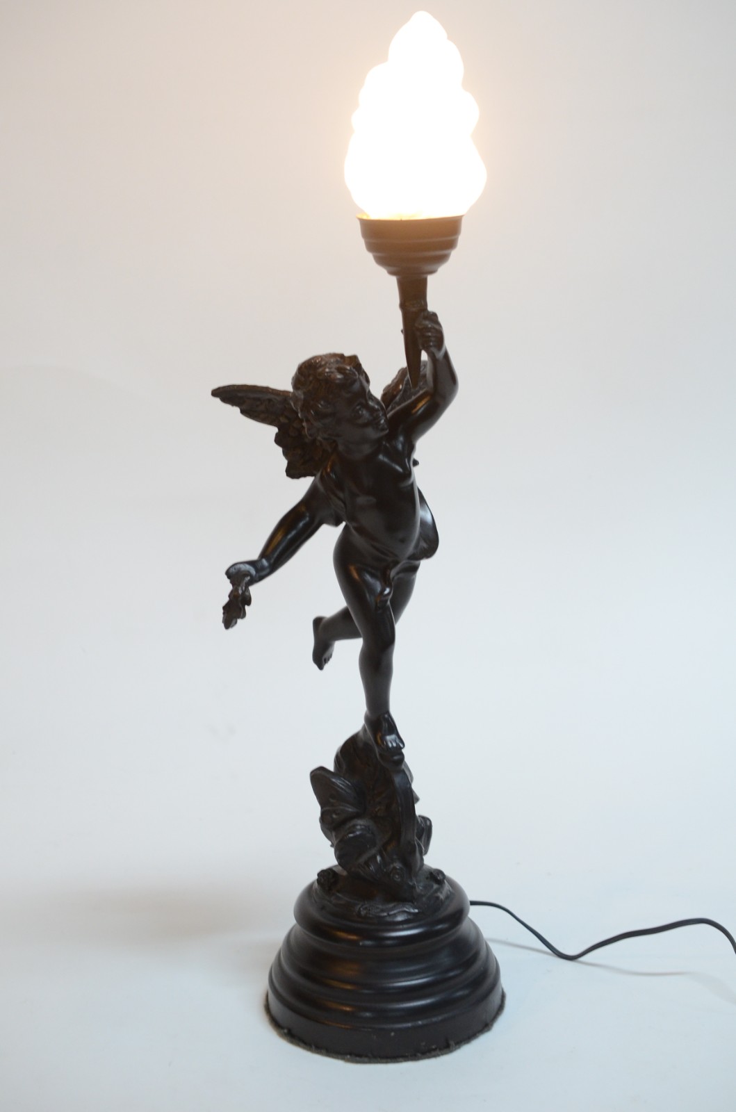 Luminária de petit bronze representando anjo. - foto 9 de 9
