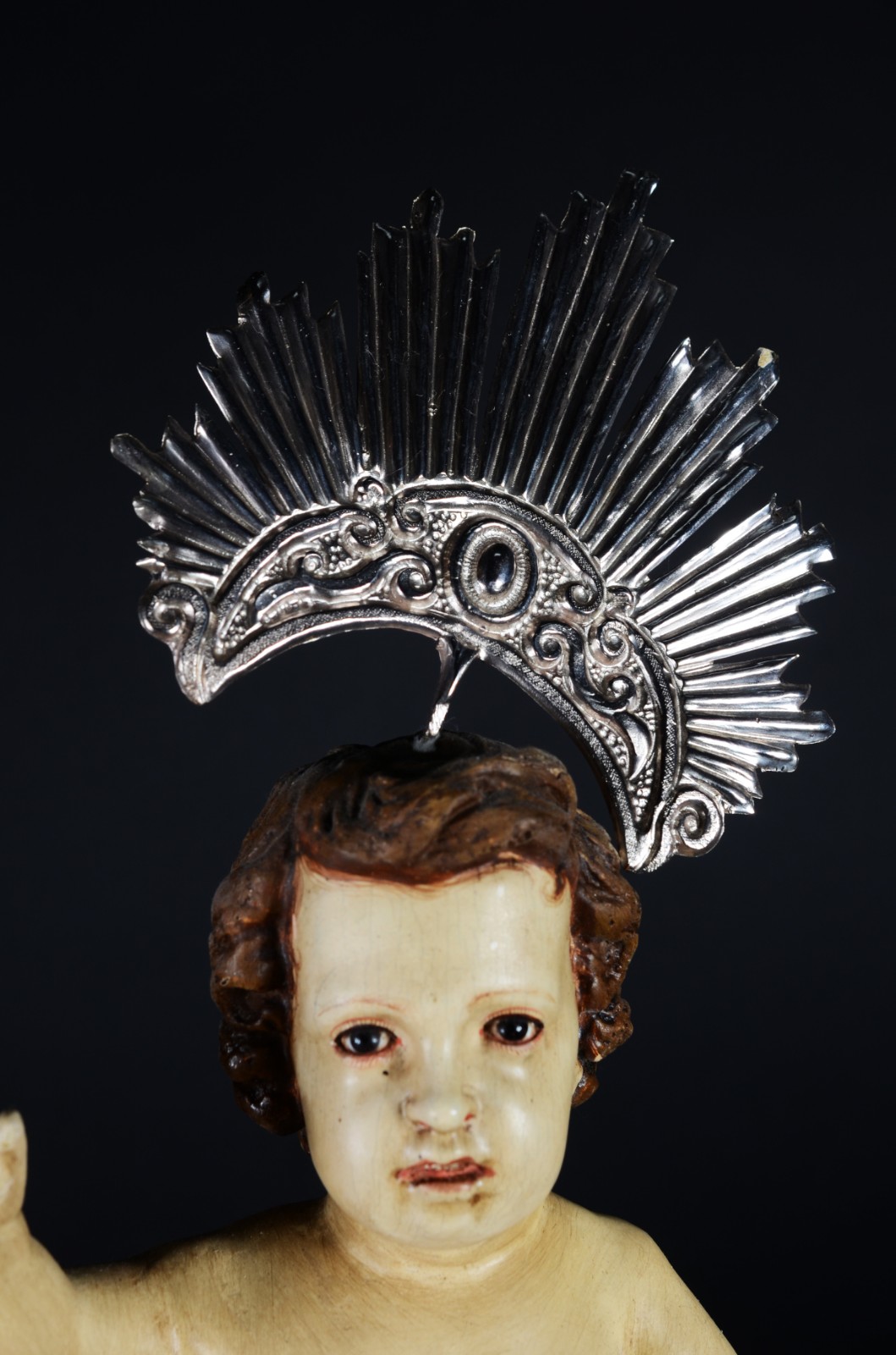 Menino Deus - Antiga imagem de madeira policromada sobre pedestal... - foto 3 de 8