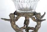 Fruteira/centro de mesa de cristal lapidado, ba... - Fruteira/centro de mesa de cristal lapidado, base de bronze decorada com figuras de anjos.