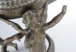 Fruteira/centro de mesa de cristal lapidado, ba... - Fruteira/centro de mesa de cristal lapidado, base de bronze decorada com figuras de anjos.