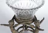 Fruteira/centro de mesa de cristal lapidado, ba... - Fruteira/centro de mesa de cristal lapidado, base de bronze decorada com figuras de anjos.