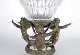 Fruteira/centro de mesa de cristal lapidado, ba... - Fruteira/centro de mesa de cristal lapidado, base de bronze decorada com figuras de anjos.