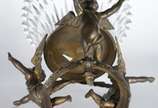 Fruteira/centro de mesa de cristal lapidado, ba... - Fruteira/centro de mesa de cristal lapidado, base de bronze decorada com figuras de anjos.