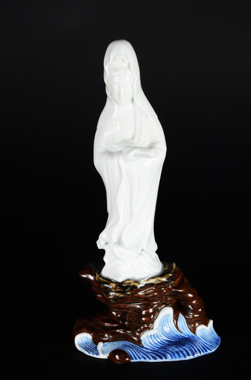 Estatueta de porcelana oriental policromada representando sacerdotisa... - foto 1 de 8