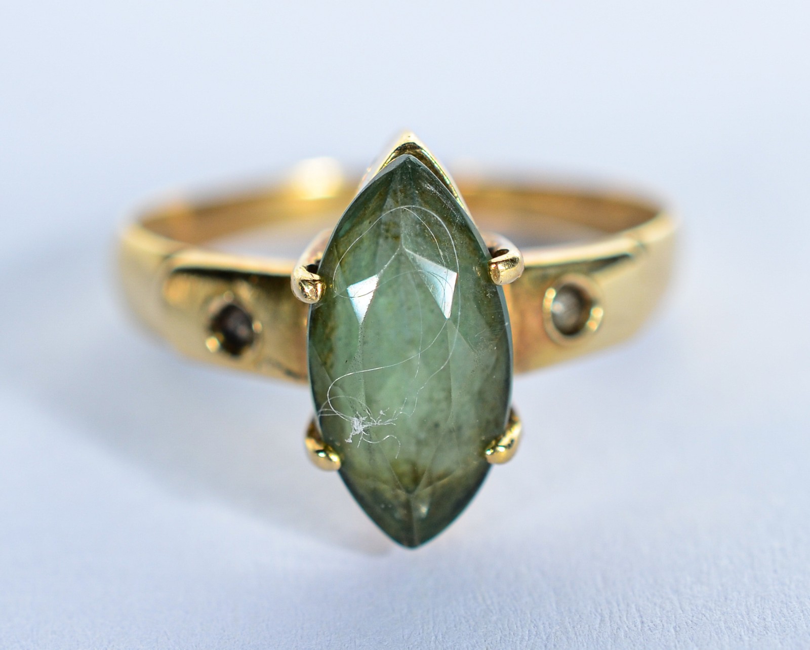 Anel de ouro 18 k., contraste 750 mls com pedra verde feitio navete... - foto 1 de 7