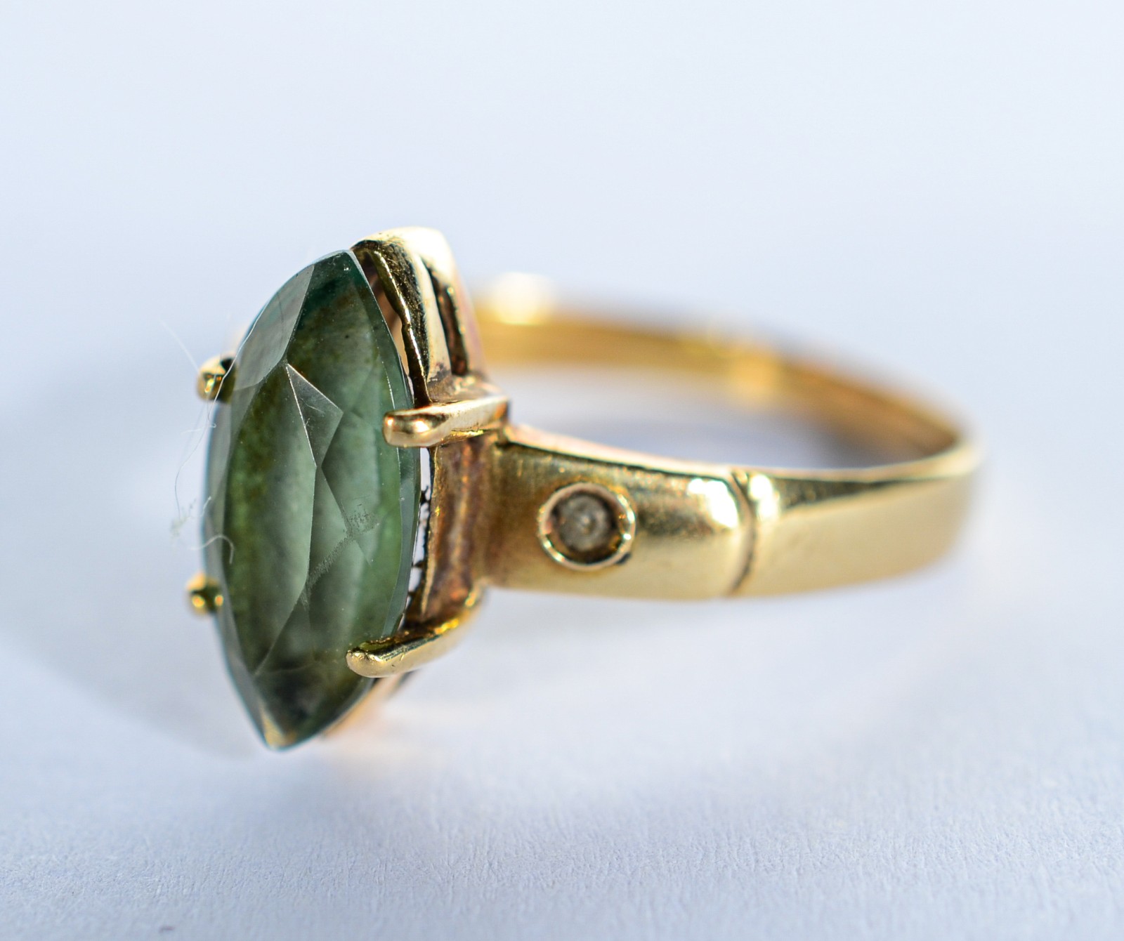 Anel de ouro 18 k., contraste 750 mls com pedra verde feitio navete... - foto 2 de 7