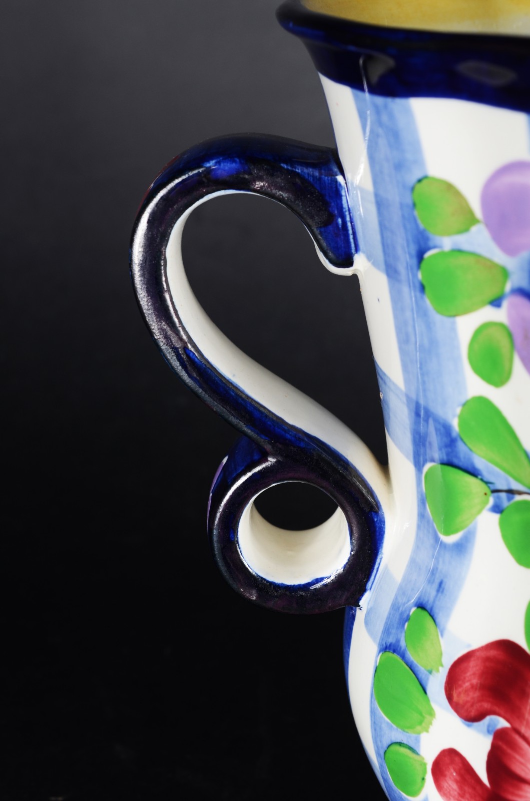 Vaso de faiança alemã Villeroy&Boch decorado com flores em policromia. - foto 2 de 5