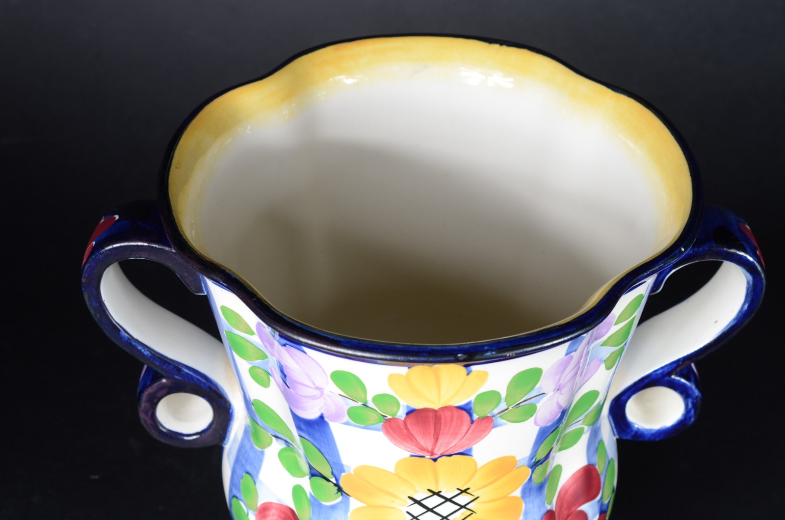 Vaso de faiança alemã Villeroy&Boch decorado com flores em policromia. - foto 3 de 5