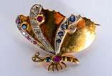 Broche feitio borboleta de ouro 18 k.,  com ped... - Broche feitio borboleta de ouro 18 k.,  com pedras brasileiras coloridas. (Por motivos de segurança a peça não se encontra na loja).