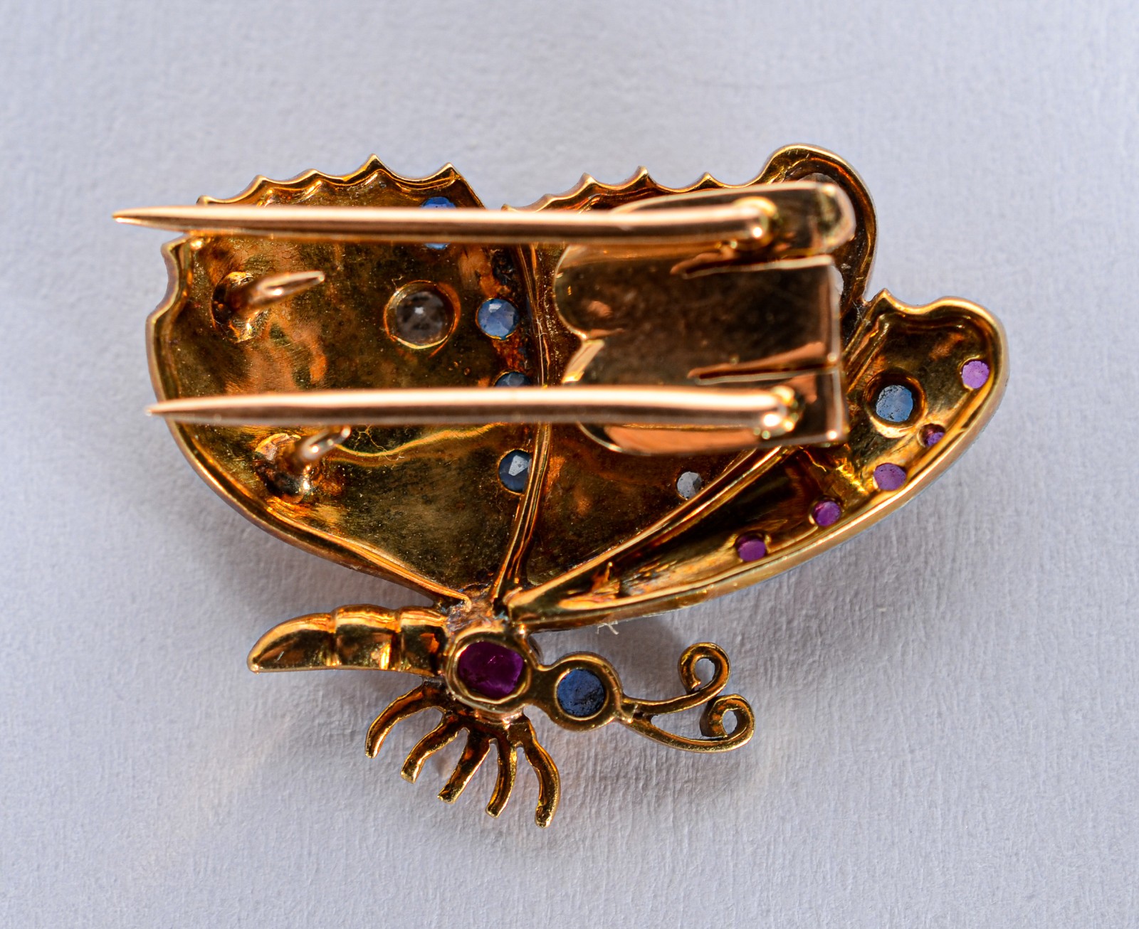 Broche feitio borboleta de ouro 18 k., com pedras brasileiras... - foto 2 de 3