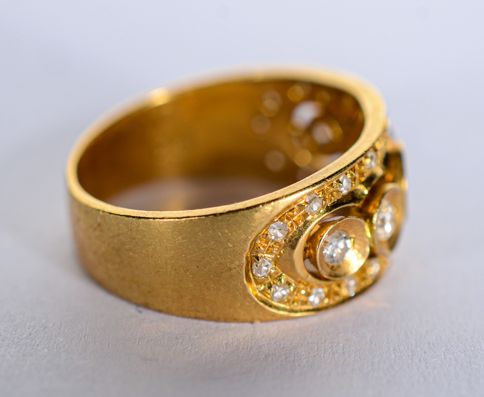Anel de ouro 18 k., com brilhantes, aro 17. (Por motivos de segurança... - foto 4 de 8