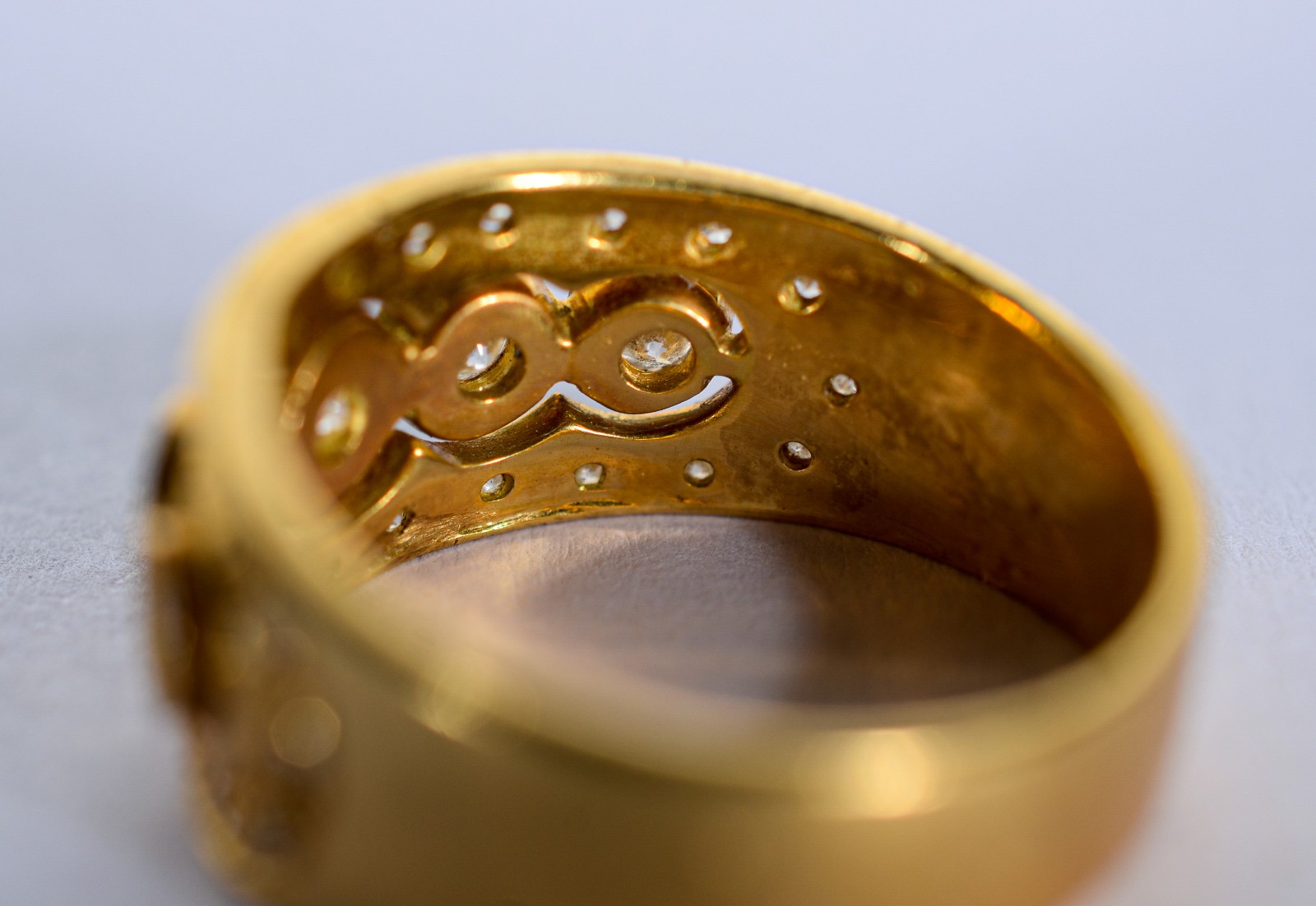 Anel de ouro 18 k., com brilhantes, aro 17. (Por motivos de segurança... - foto 6 de 8