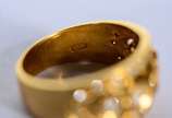 Anel de ouro 18 k., com brilhantes, aro 17. (Po... - Anel de ouro 18 k., com brilhantes, aro 17. (Por motivos de segurança a peça não se encontra na loja).