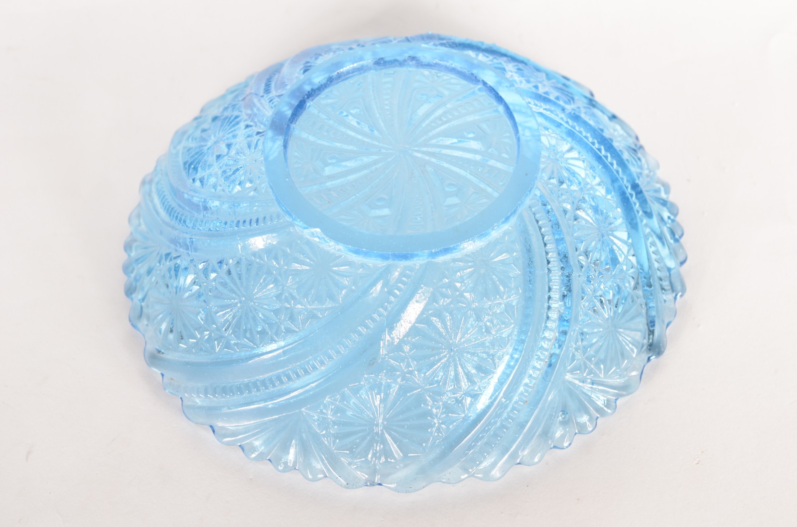 Saladeira de vidrão na cor azul com 5 bowls. Pequenos lascados no... - foto 6 de 10