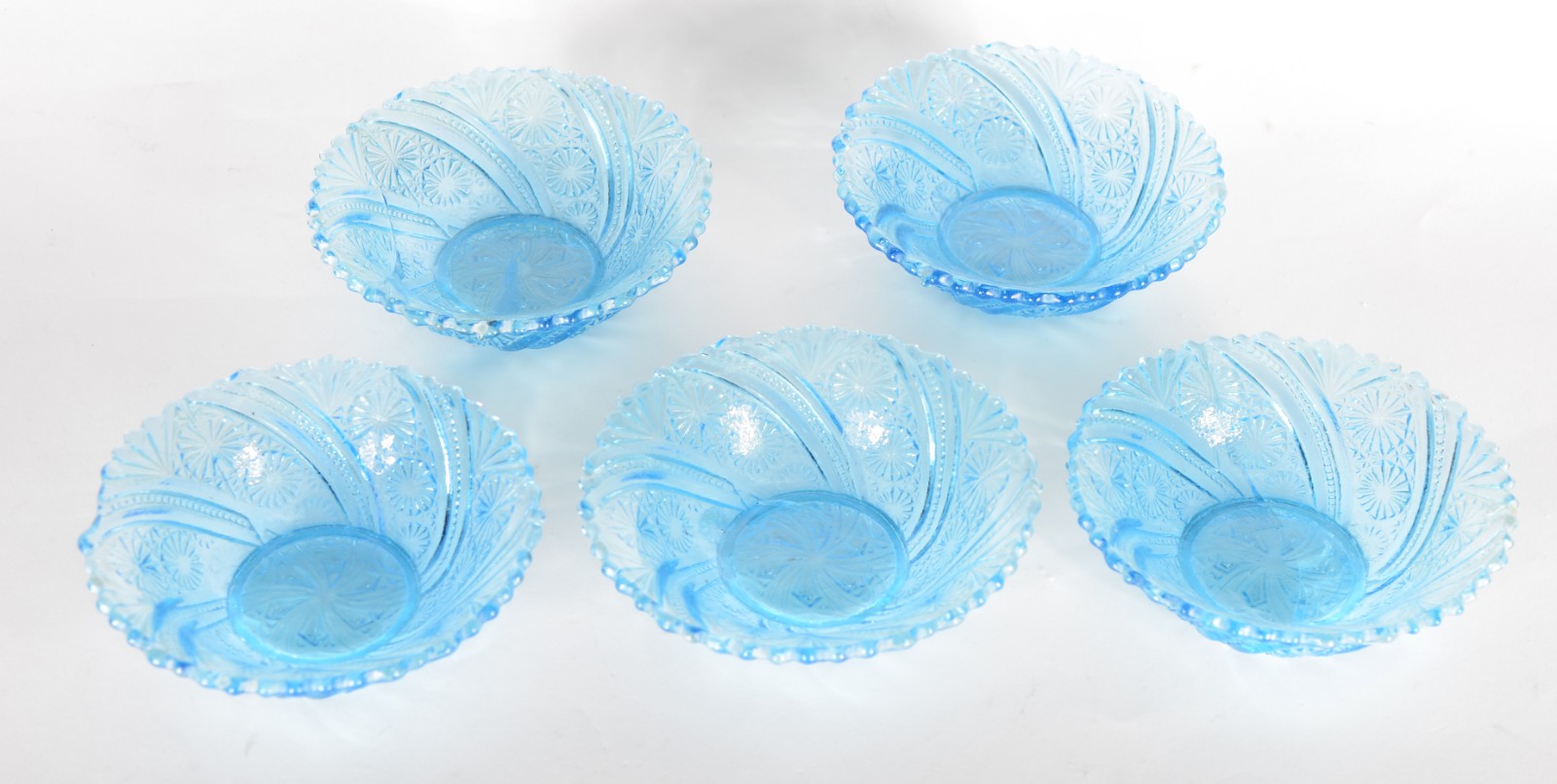 Saladeira de vidrão na cor azul com 5 bowls. Pequenos lascados no... - foto 8 de 10