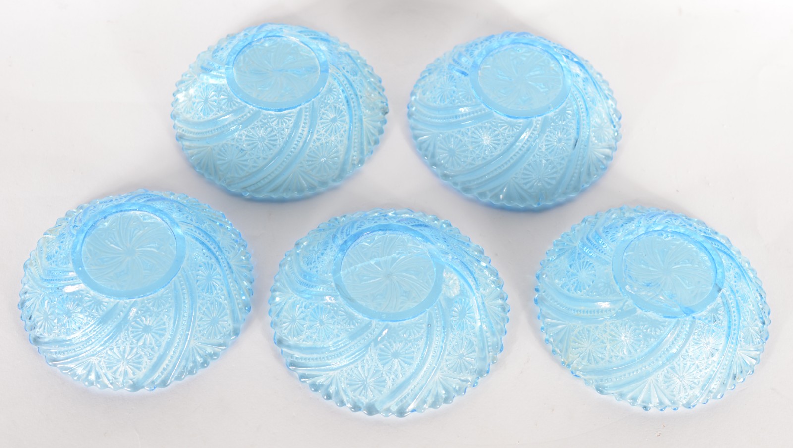 Saladeira de vidrão na cor azul com 5 bowls. Pequenos lascados no... - foto 9 de 10