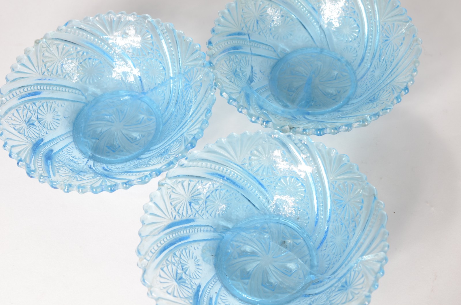 Saladeira de vidrão na cor azul com 5 bowls. Pequenos lascados no... - foto 10 de 10